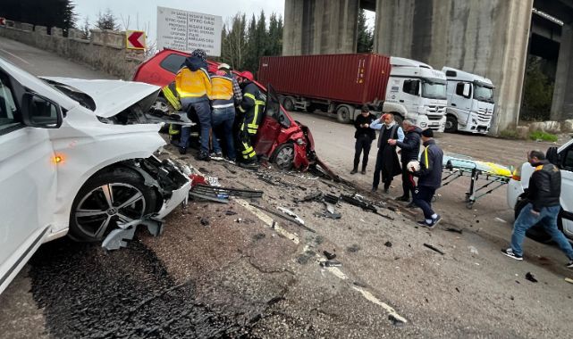 Kocaeli'de 2 araç kafa kafaya çarpıştı: 3 yaralı