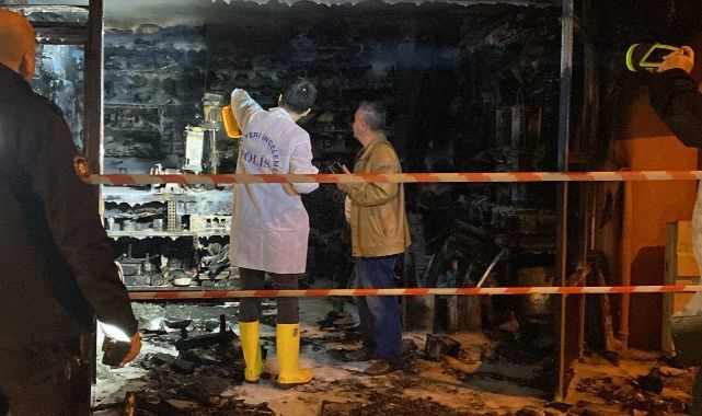 Kocaeli'de hobi dükkanı alevlere teslim oldu
