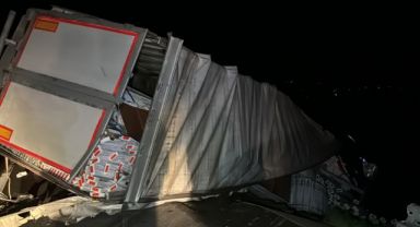 Kocaeli'den yola çıkan ve lastiği patlayan tır kanala uçtu