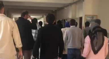 Okulu basan veliler öğretmenleri darp etti
