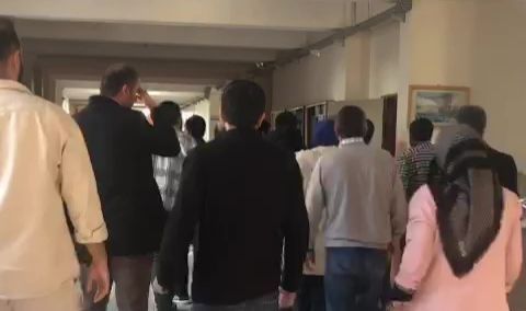 Okulu basan veliler öğretmenleri darp etti