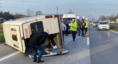 Otomobil minibüse çarptı, ortalık savaş alanına döndü: 17 yaralı