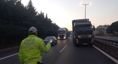 TEM'de tır ile kamyon çarpıştı: Sürücüyü vatandaşlar ön camdan çıkardı