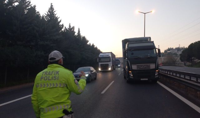 TEM'de tır ile kamyon çarpıştı: Sürücüyü vatandaşlar ön camdan çıkardı