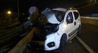 Ticari araç bariyere ok gibi saplandı: 1'i ağır 3 yaralı