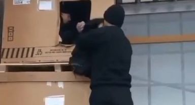 Tır dorsesindeki kutudan mülteci çıktı
