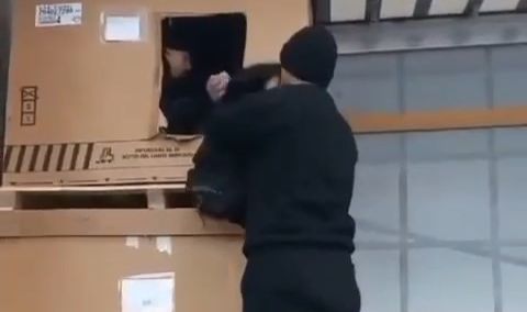 Tır dorsesindeki kutudan mülteci çıktı