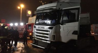 Tır, köfte yiyen müşterilerin arasına daldı: 5 yaralı