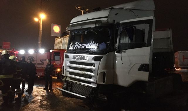 Tır, köfte yiyen müşterilerin arasına daldı: 5 yaralı