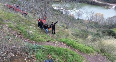 Uçuruma yuvarlanan kamyonetten son anda kurtuldu