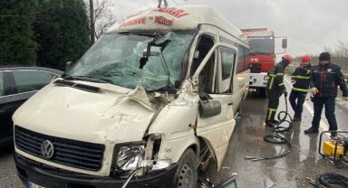 Yolcu minibüsü kamyona çarptı: 2 yaralı