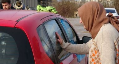 10 aylık bebek araçta mahsur kaldı, anne korku dolu gözlerle bekledi