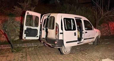 Alkollü sürücü önce polis aracına, sonra ağaca çarparak durdu: 2 gözaltı