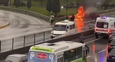 Bariyere çarpan otomobil alev topuna döndü