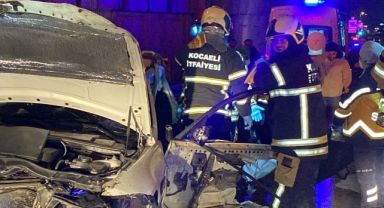 Başiskele'de bariyere çarpan otomobil hurdaya döndü: 2 ölü, 1 yaralı