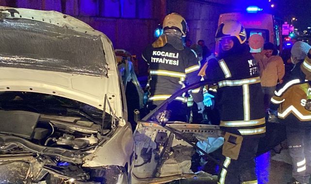 Başiskele'de bariyere çarpan otomobil hurdaya döndü: 2 ölü, 1 yaralı