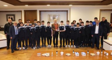 Başkan Çiftçi, şampiyon futbolcuları ağırladı