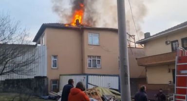Binanın çatı katı alev alev yandı