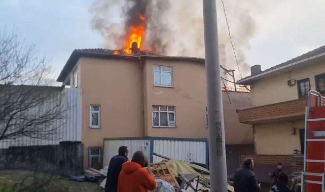 Binanın çatı katı alev alev yandı