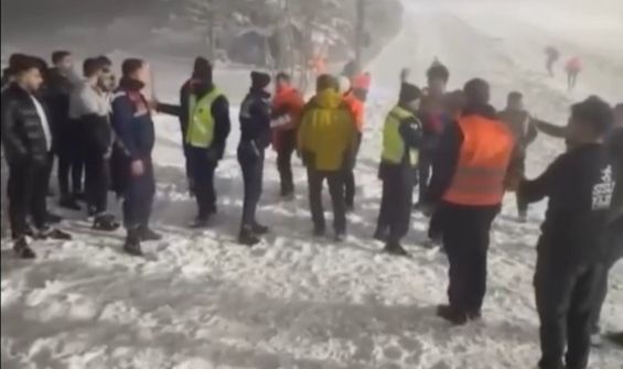 Canını tehlikeye sokmasın diye uyardılar, müşteri tarafından defalarca bıçaklandılar