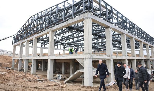 Çiftçi, spor salonu ve gençlik merkezini inceledi