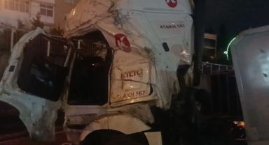 Dilovası'nda kağıt gibi ezilen tırdan sağ kurtuldular
