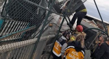 Dondurulmuş tavuk yüklü tır devrildi, sürücü 2 saatte kurtarıldı