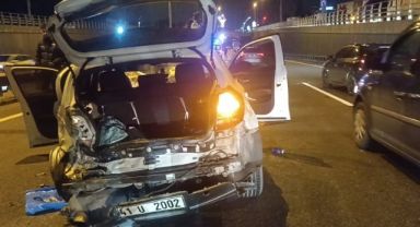 Gebze'de çarpışan iki otomobilin tekerleri yola savruldu: 1 yaralı