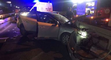 Gebze'de otomobil bariyere saplandı: 4 yaralı