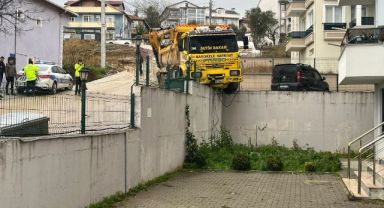 Hafriyat kamyonu istinat duvarında askıda kaldı