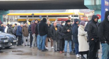 İndirimli elektrikli ürün alabilmek için sabahın erken saatlerinde sıraya girdiler