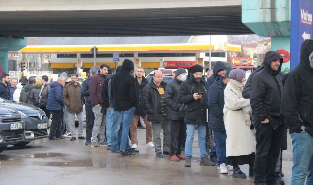 İndirimli elektrikli ürün alabilmek için sabahın erken saatlerinde sıraya girdiler
