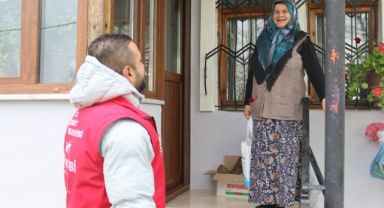 İzmit Belediyesi Çınar Ekibi köyleri gezerek gönüllere dokunmaya devam ediyor