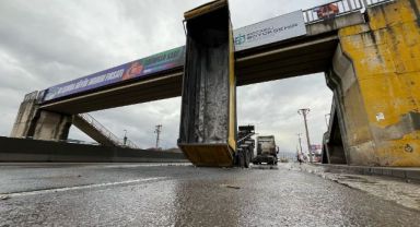 Kamyonun açılan damperi üst geçitte asılı kaldı