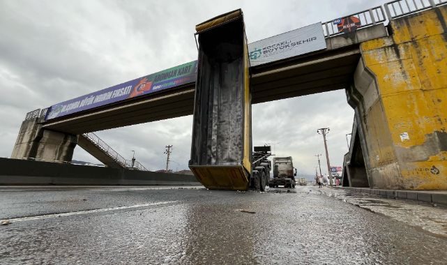 Kamyonun açılan damperi üst geçitte asılı kaldı