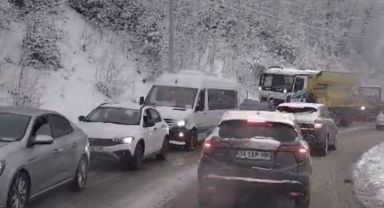 Kartepe’ye akın eden kayakseverler uzun araç kuyrukları oluşturdu