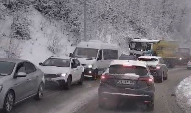 Kartepe’ye akın eden kayakseverler uzun araç kuyrukları oluşturdu
