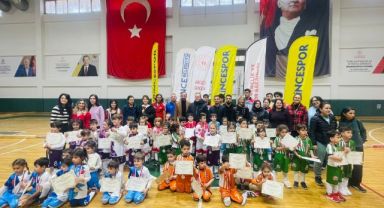 Miniklerin salon hokeyi turnuvası heyecana sahne oldu