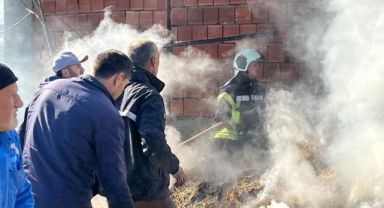 Samanlıkta yangın çıktı, mahalleli ve itfaiye seferber oldu