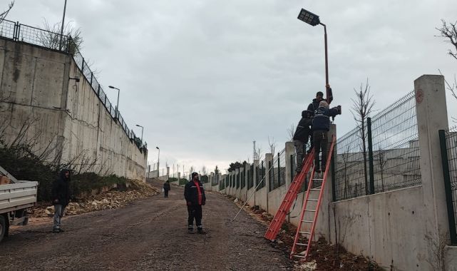Şehir Hastanesi bağlantı yolu güneş enerjisi ile aydınlatılıyor