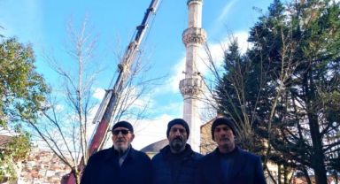 Tehlike oluşturan Elmalık Camii’nin minare külahı yeniledi