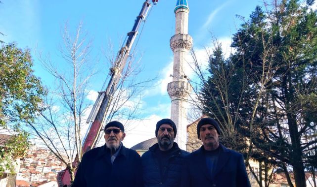 Tehlike oluşturan Elmalık Camii’nin minare külahı yeniledi