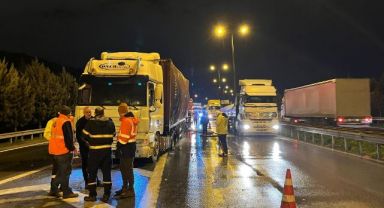 TEM’de tır dorsesinde patlama: 1 itfaiye eri yaralandı