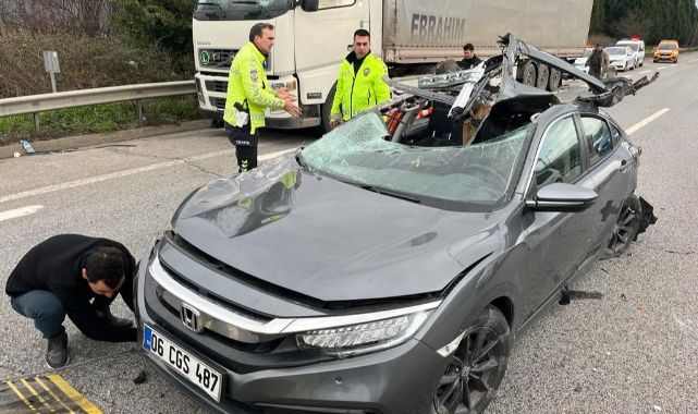 TEM'de tıra çarpan otomobilin tavanı koptu: 3 yaralı