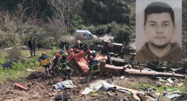 Uçuruma yuvarlanan vinç yüklü kamyon paramparça oldu: 1 ölü