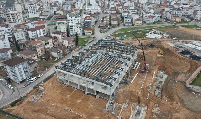 Yeni spor salonunun çatı makasları tamam
