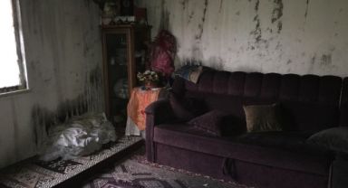 Babası namaz kıldığı esnada gecekonduyu ateşe verdi