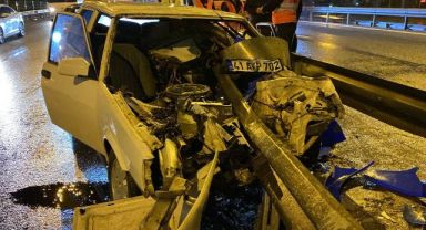 Bariyere ok gibi saplanan otomobil paramparça oldu: 1 yaralı
