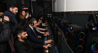 Başkan Kocaman, gençlerle Counter Strike oynadı