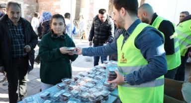 Büyükşehir Gebze'de tatlı ikramında bulundu